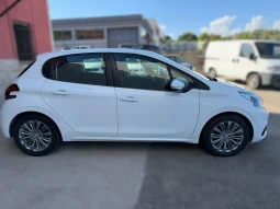 
										2017 Peugeot 208 full									