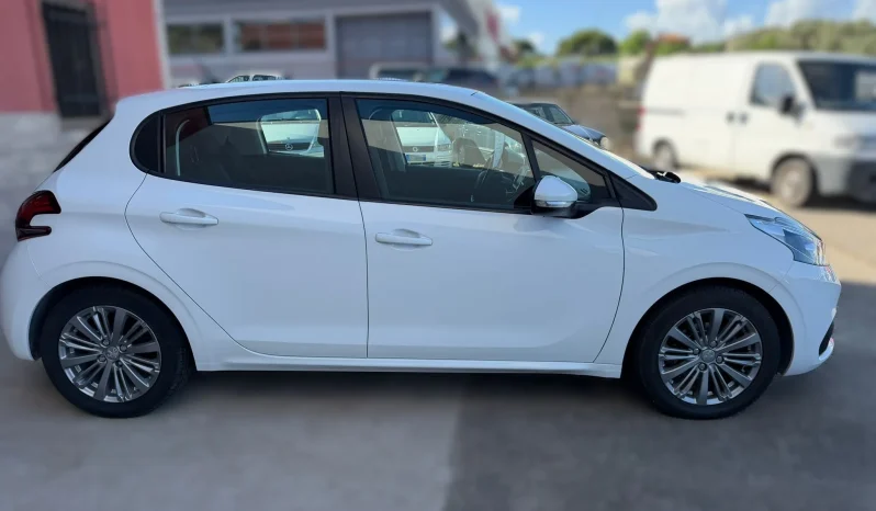 
								2017 Peugeot 208 full									