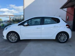 
										2017 Peugeot 208 full									