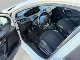 
										2017 Peugeot 208 full									