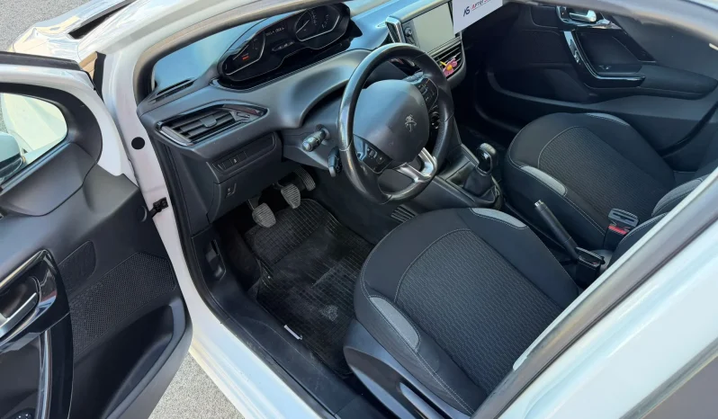 
								2017 Peugeot 208 full									