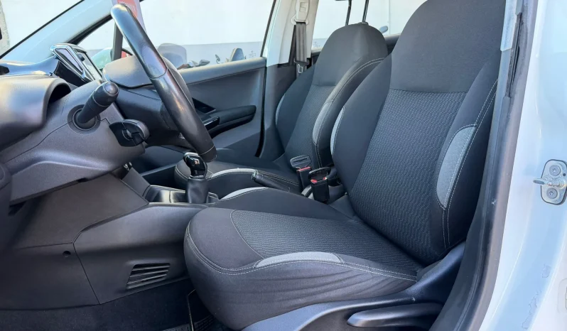 
								2017 Peugeot 208 full									
